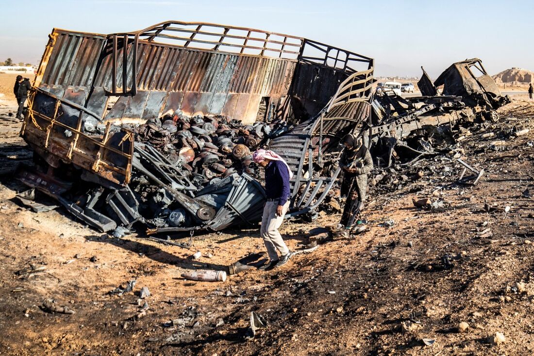 Os sírios procuram peças de metal e munições não detonadas no local do ataque aéreo israelense