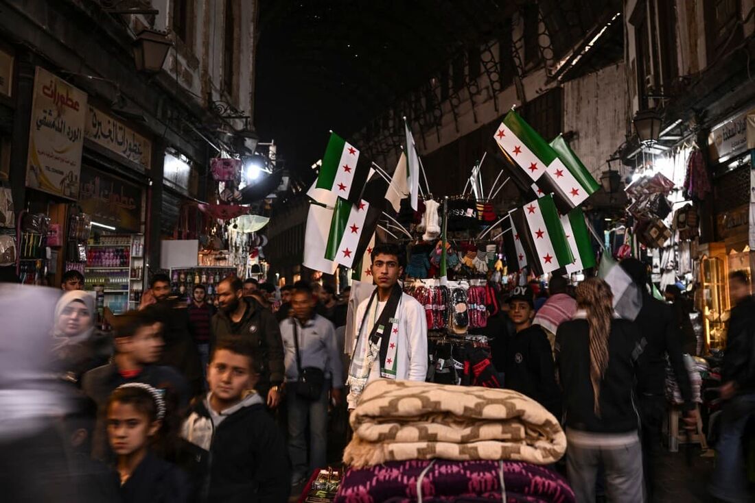 Pessoas caminham no mercado Hamidiyeh na cidade velha de Damasco em 11 de dezembro de 2024.