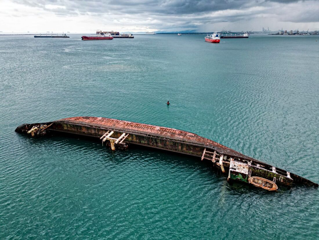 Vista aérea de um navio encalhado na Baía de Limon, perto da saída do Canal do Panamá para o Mar do Caribe em Colón, Panamá