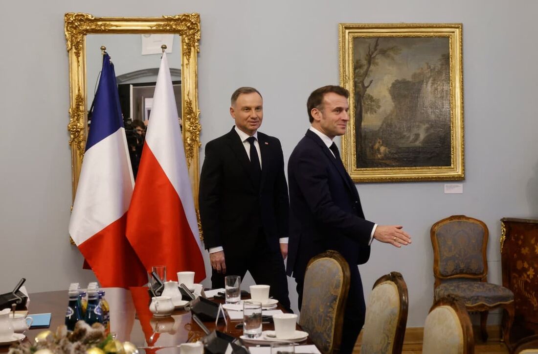 O presidente polonês Andrzej Duda (E) recebe o presidente francês Emmanuel Macron no palácio presidencial em Varsóvia, Polônia, em 12 de dezembro de 2024. 