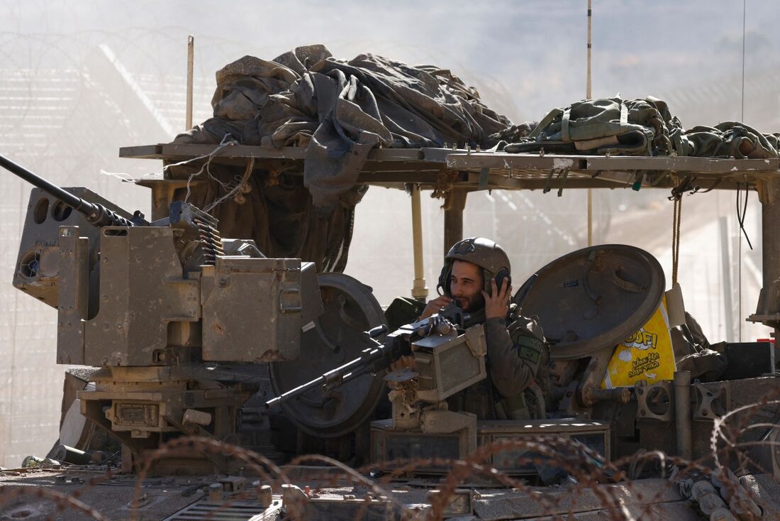 Um soldado do exército israelense em um tanque enquanto entra na zona tampão patrulhada pela ONU, que separa as forças israelenses e sírias nas Colinas de Golã