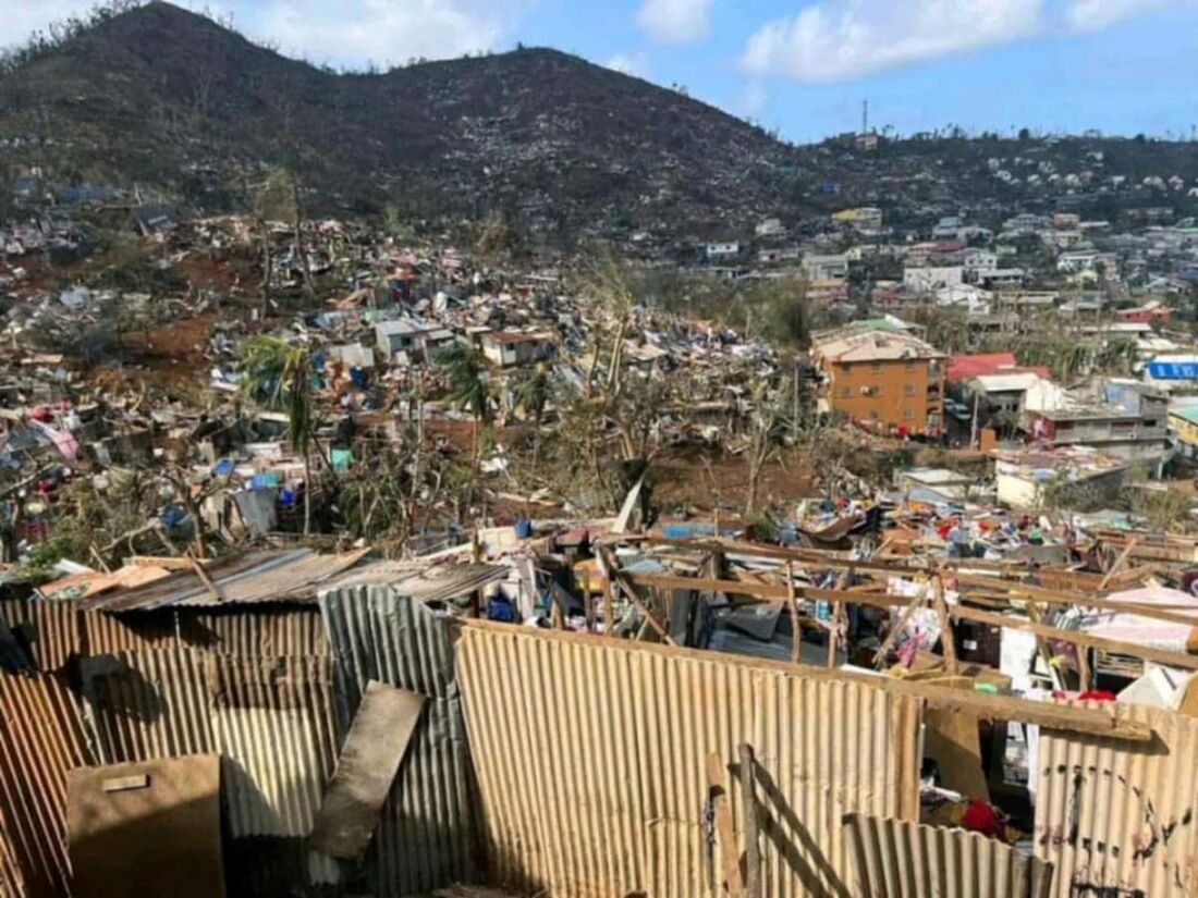 Um prédio destruído depois que o ciclone Chido atingiu o território francês do Oceano Índico de Mayotte.