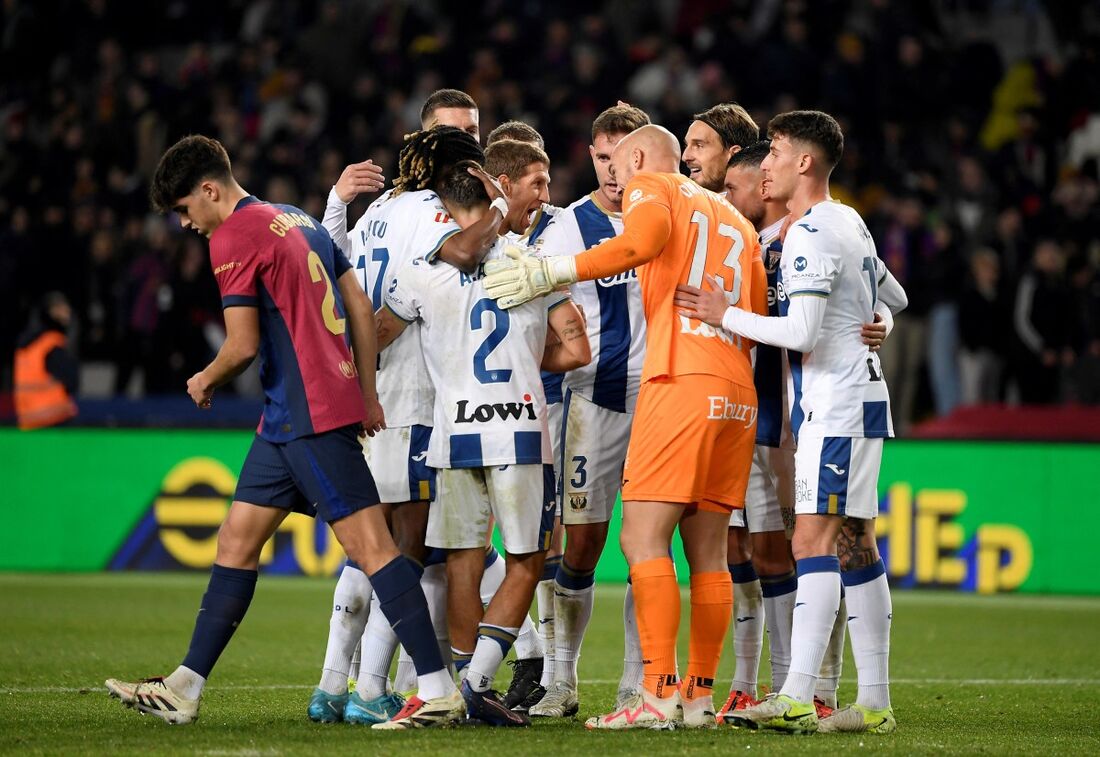 Atletas do Leganés celebram gol que deu a vitória sobre o Barcelona