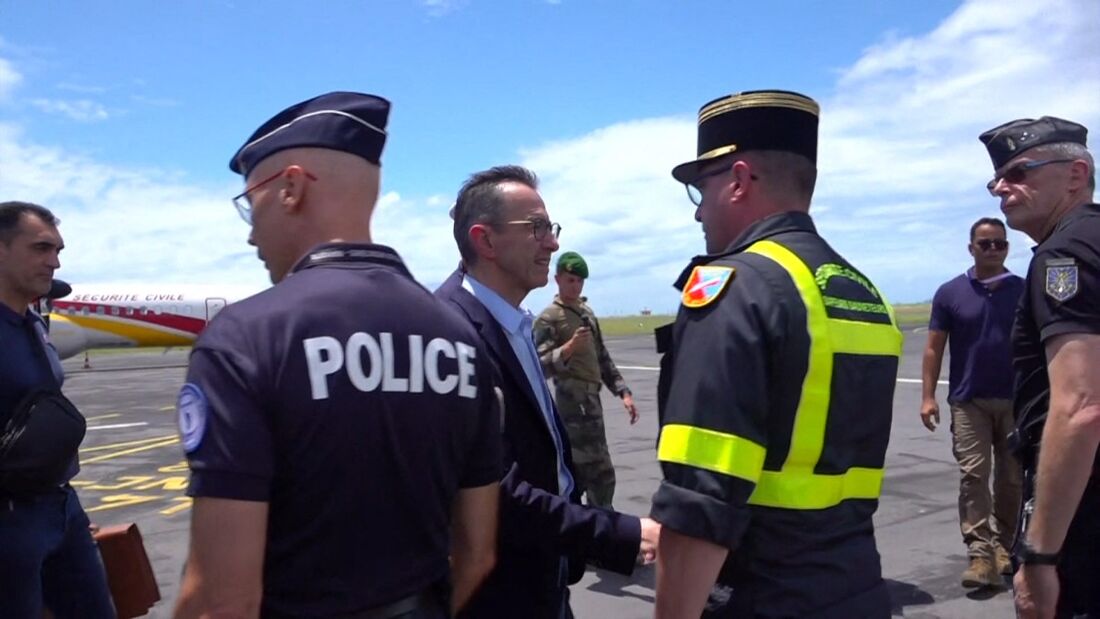 O ministro do Interior cessante da França, Bruno Retailleau junto às autoridades ao chegar ao território francês de Mayotte