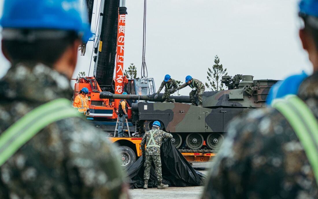 Soldados prendendo um tanque de batalha M1A2 Abrams fabricado nos EUA