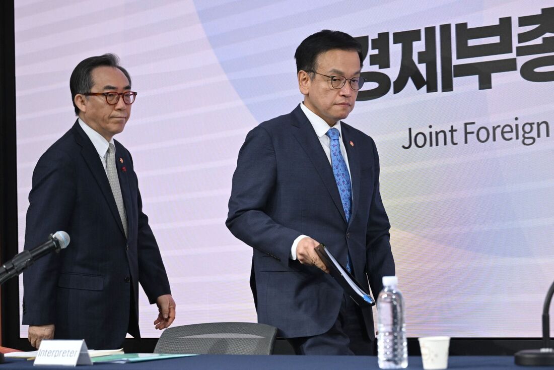 O ministro das Finanças da Coreia do Sul, Choi Sang-mok, e o ministro das Relações Exteriores, Cho Tae-yul, chegam para uma coletiva de imprensa conjunta sobre a situação pós-impeachment da Coreia do Sul em Seul