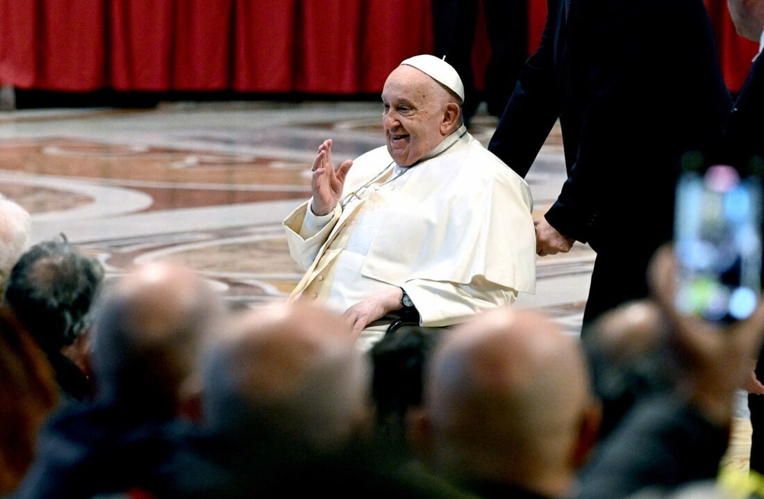 O Papa Francisco participa de uma audiência aos peregrinos de Santiago de Compostela na Basílica de São Pedro, no Vaticano, em 19 de dezembro de 2024.