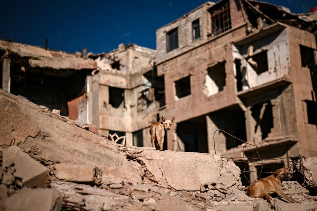 Apartamentos destruídos em Harasta, perto da capital síria, Damasco