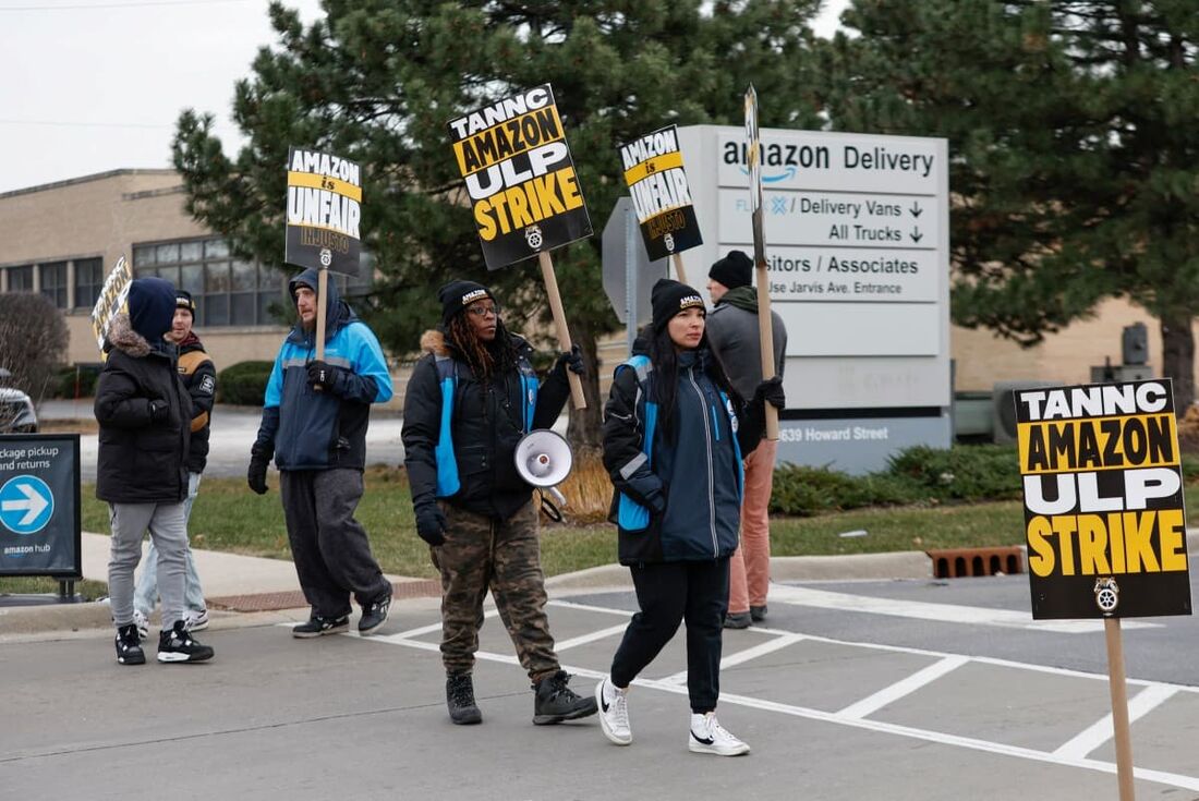 Motoristas de entrega da Amazon fazem piquete do lado de fora do posto de entrega da Amazon enquanto estavam em greve em Skokie, Illinois, em 19 de dezembro de 2024.