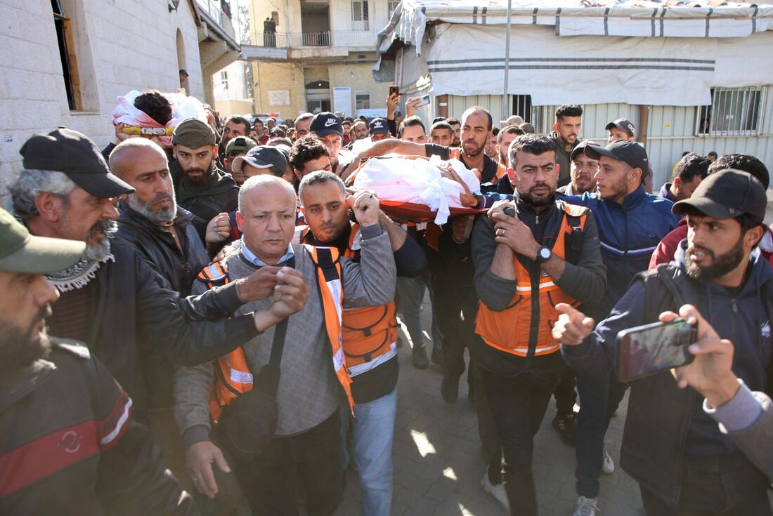 Membros da defesa civil comparecem ao funeral de seu colega Najib Sukkar, que foi morto ao lado de seu filho Mohammed em um ataque israelense, na cidade de Gaza