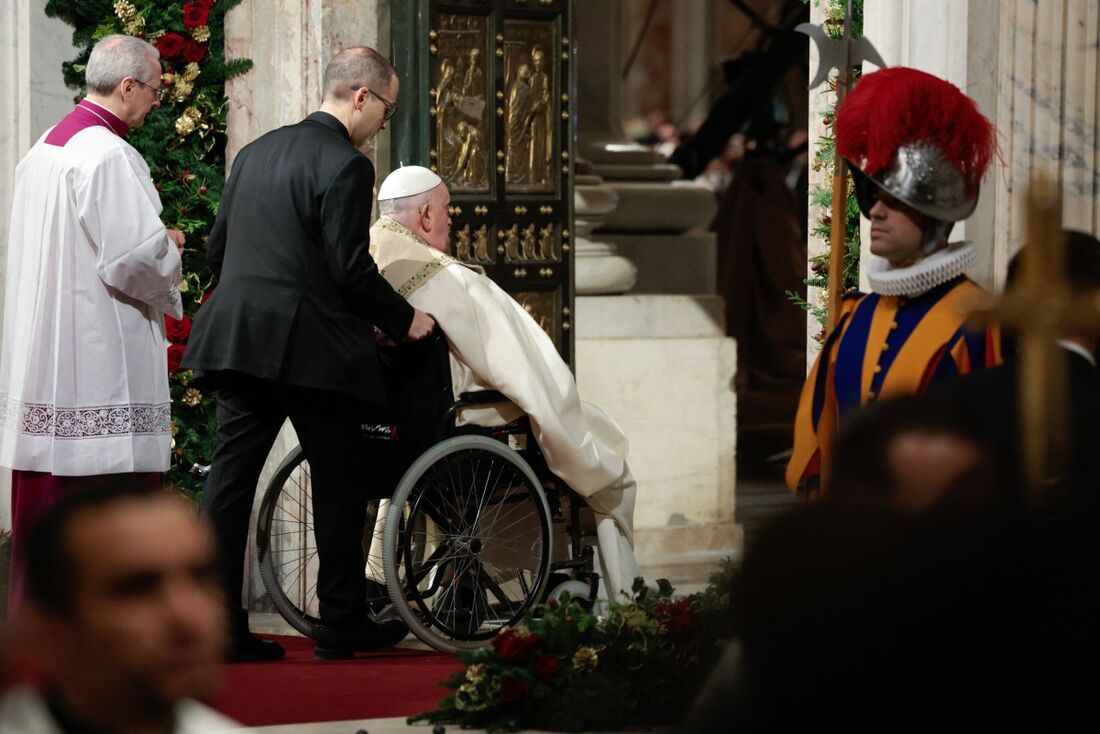 Ao passar pela Porta Santa da Basílica de São Pedro, Papa Francisco inicia Jubileu da Esperança