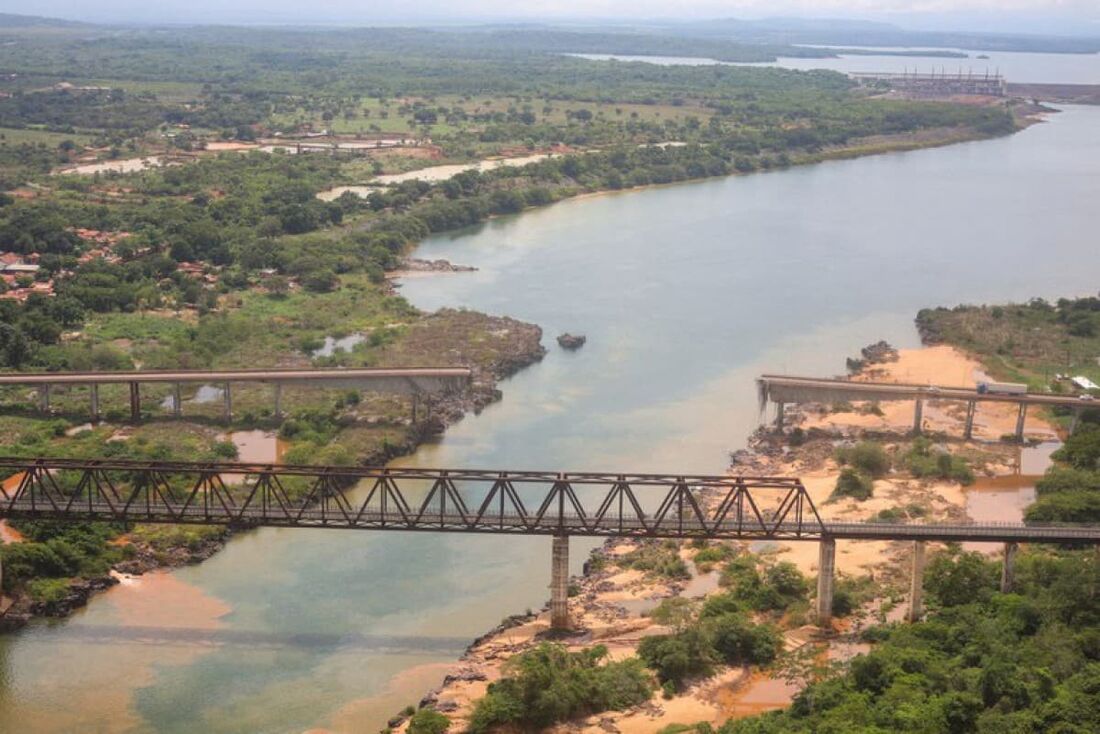 A ponte Juscelino Kubitschek de Oliveira que desabou em 22 de dezembro sobre o Rio Tocantins em Aguiarnópolis.