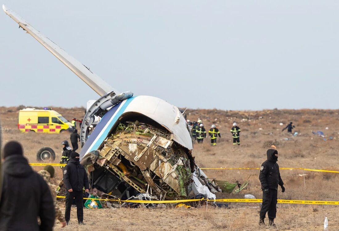 Especialistas em emergência trabalham no local do acidente de um jato de passageiros da Azerbaijan Airlines perto da cidade de Aktau, no oeste do Cazaquistão.