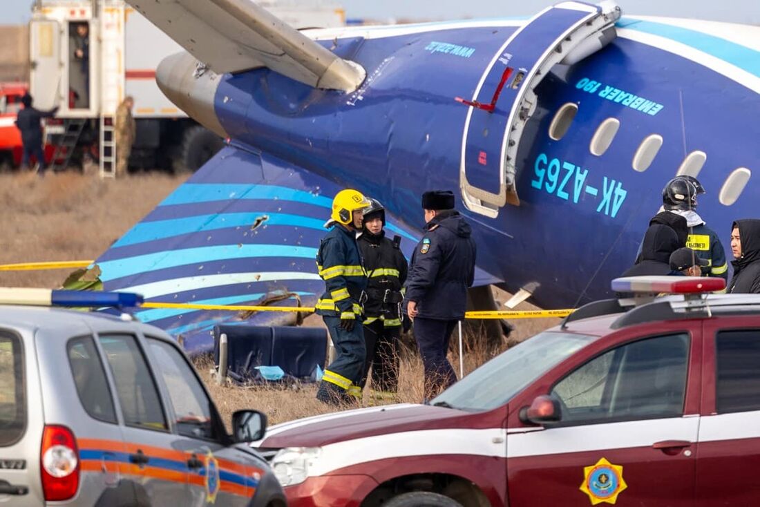 A aeronave Embraer 190 deveria voar para noroeste da capital do Azerbaijão, Baku, para a cidade de Grozny, na Chechênia, no sul da Rússia, mas, em vez disso, desviou-se para longe do curso através do Mar Cáspio. 