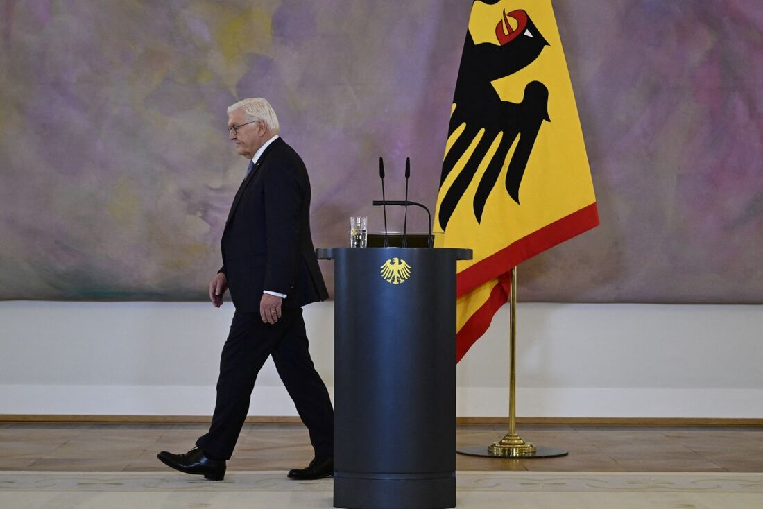 O presidente alemão Frank-Walter Steinmeier sai após fazer um discurso sobre sua decisão de dissolver o parlamento no Palácio Bellevue