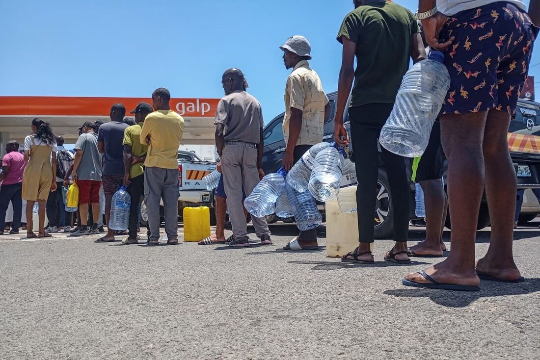 Motoristas se juntam em longas filas em um posto de gasolina em Maputo em 27 de dezembro de 2024.