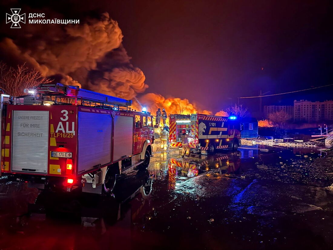 Bombeiros apagando um incêndio após um ataque de drones na região de Mykolaiv, em meio à invasão russa na Ucrânia. 