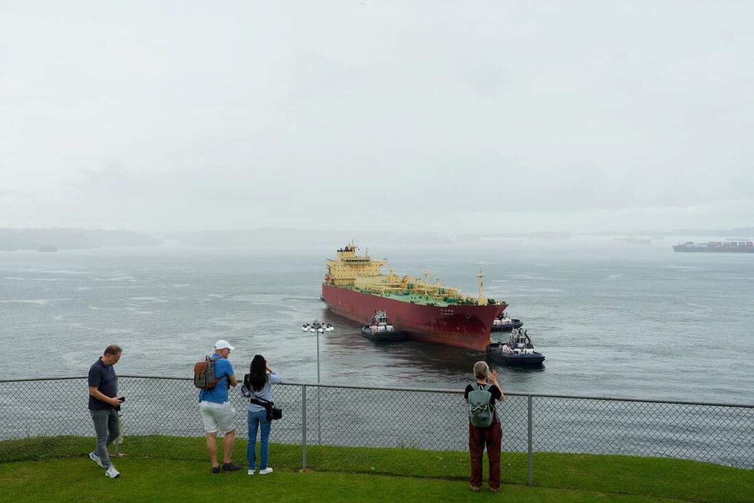 Turistas observam o navio cargueiro panamenho G. Arete navegando pelas Eclusas de Agua Clara do Canal do Panamá na Cidade de Colón