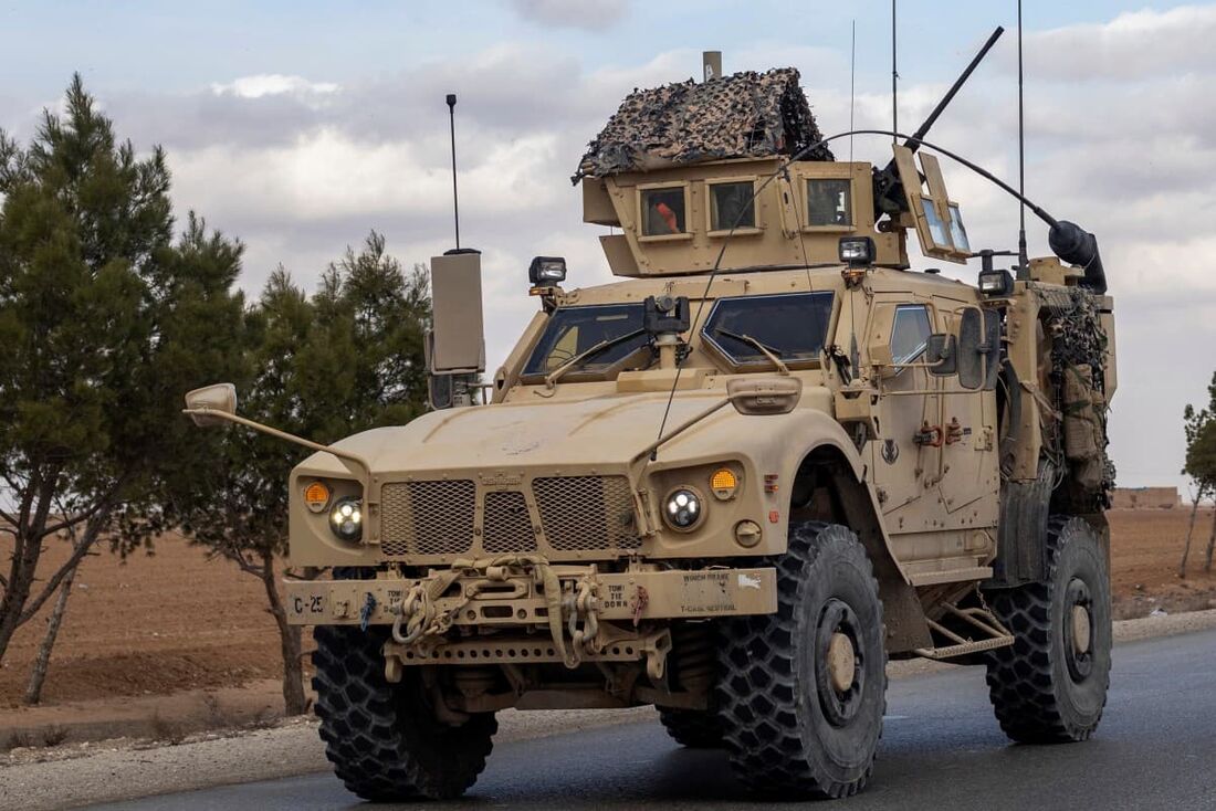 Um veículo militar das forças dos EUA participa de uma patrulha na cidade de Hasakeh, no nordeste da Síria.