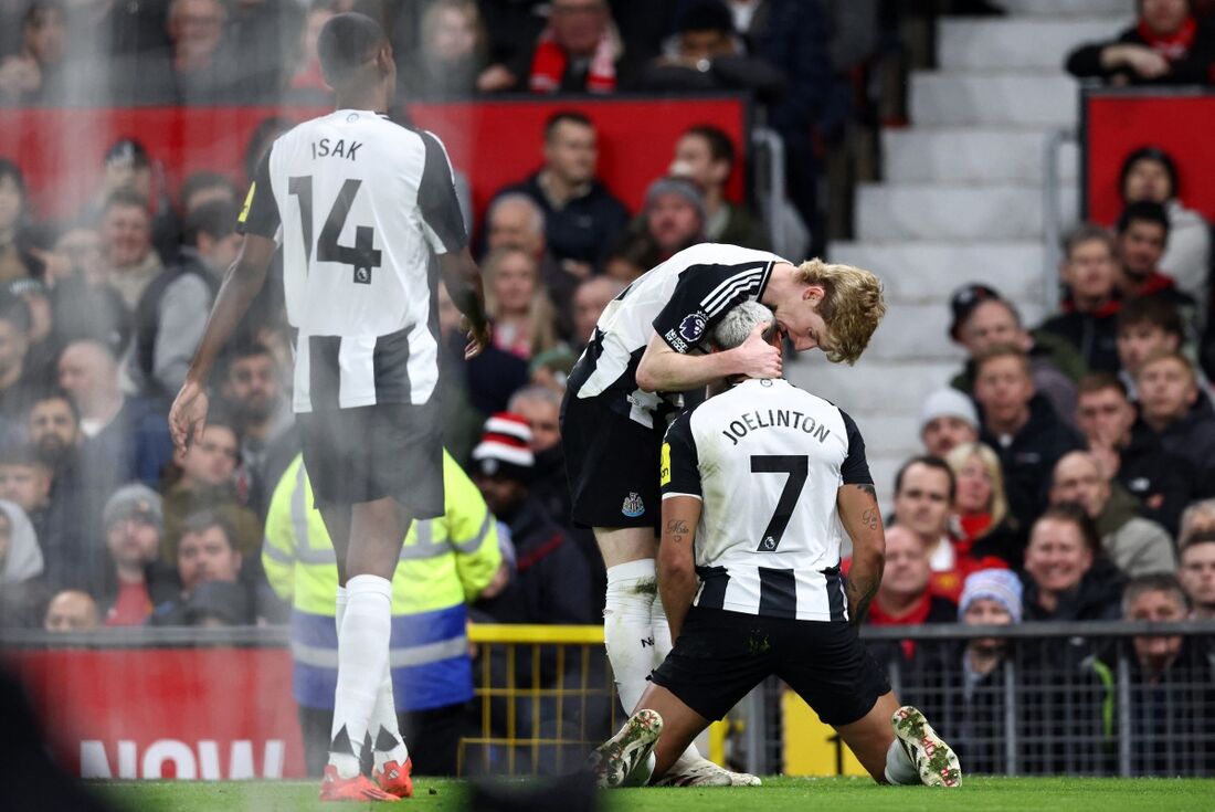 Joelinton celebra gol sobre o Manchester United