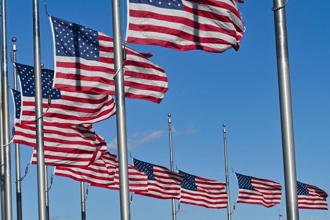 Bandeiras dos EUA tremulam a meio mastro no National Mall, perto da Casa Branca, em homenagem ao ex-presidente dos EUA Jimmy Carter.