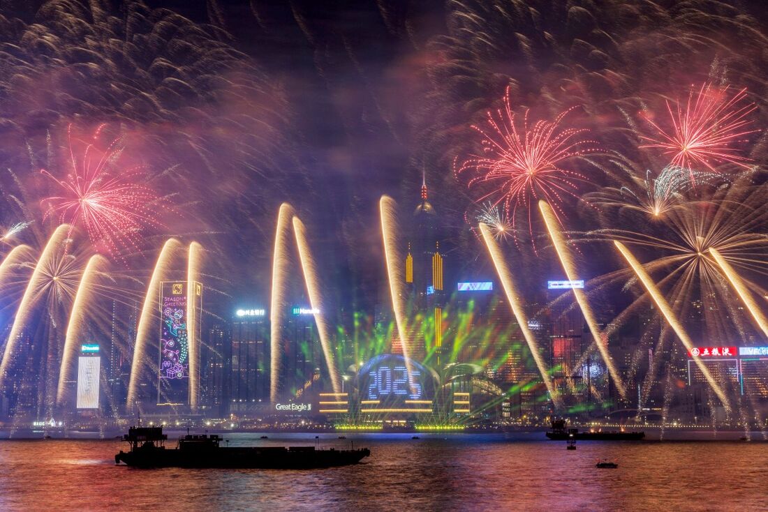 Fogos de artifício iluminam o céu da meia-noite sobre o Porto de Victoria durante as celebrações do Ano Novo de 2025 em Hong Kong