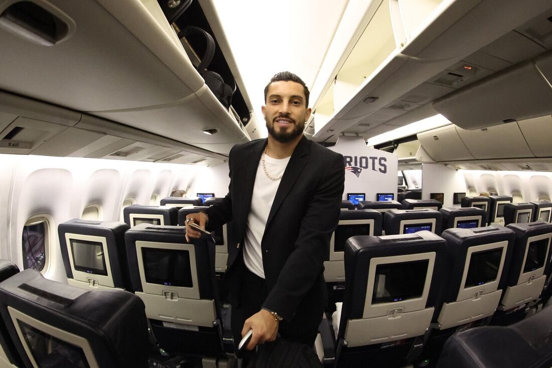 Alex Telles, lateral do Botafogo, no avião dos Patriots