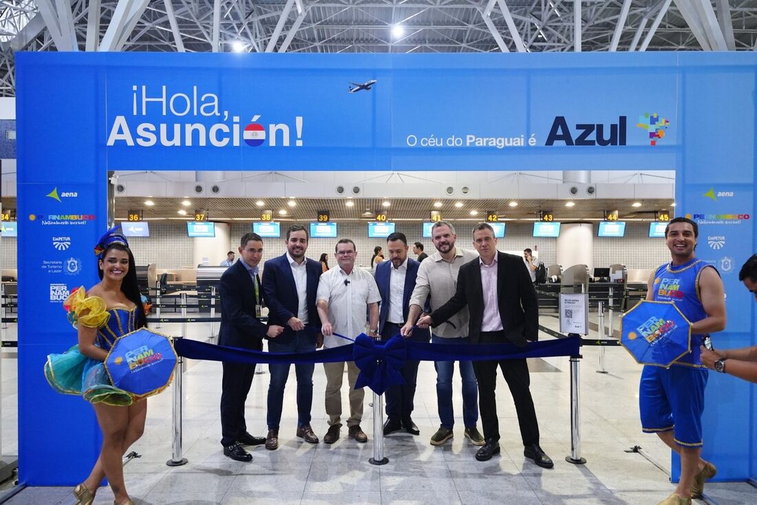 Corte simbólico da fita inaugural do voo Recife-Assunção no Aeroporto Internacional do Recife