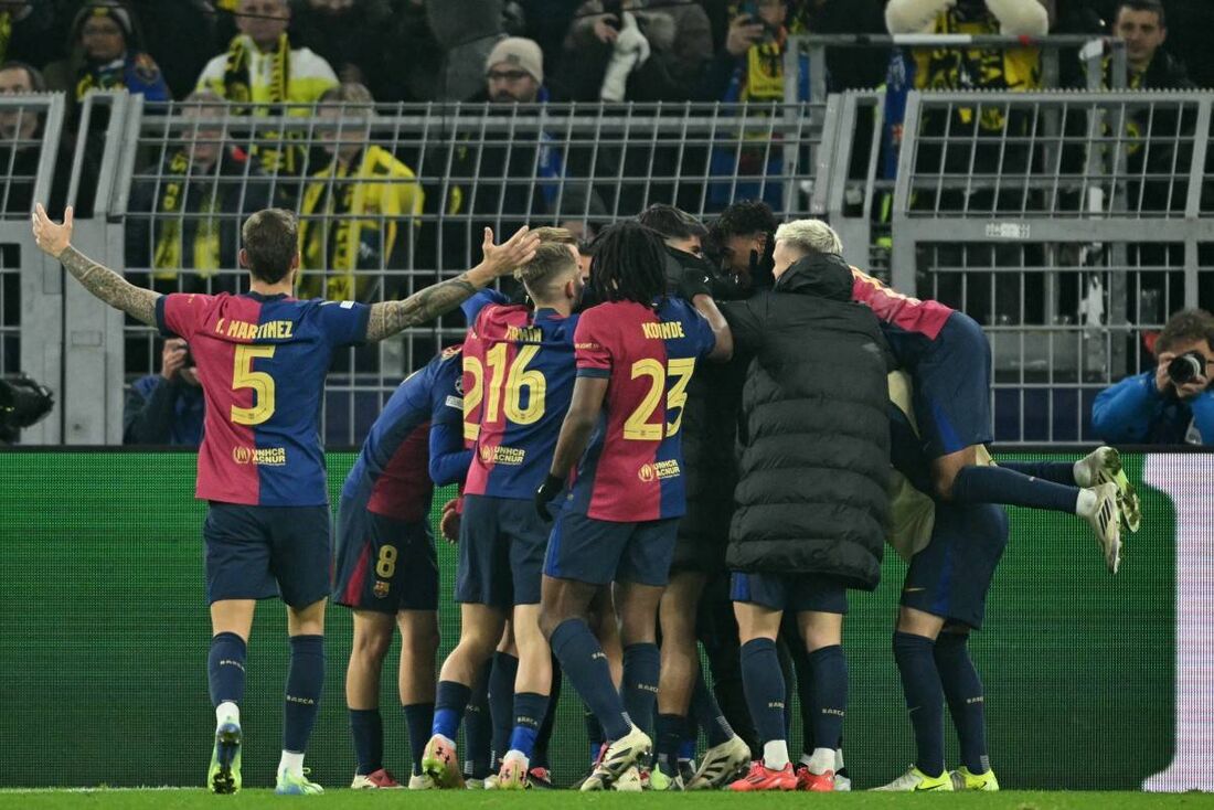 Jogadores do Barcelona celebram gol sobre o Borussia Dortmund