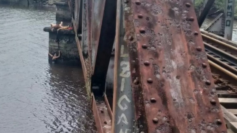 A mulher estava sobre uma ponte de ferro sobre o rio Paraty, perto do Colégio Agrícola de Araquari, quando caiu