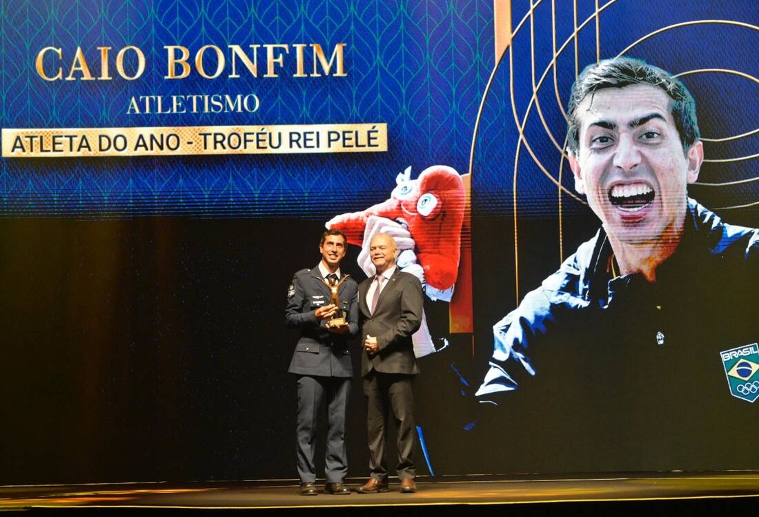 Caio Bonfim recebe o prêmio de Atleta do Ano do PBO