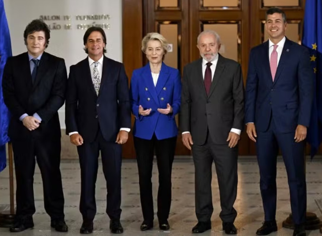 Javier Milei (Argentina); Luis Lacalle Pou (Uruguai); a presidente da Comissão Europeia, Ursula von der Leyen (ao centro); Luiz Inácio Lula da Silva (Brasil), e Santiago Peña (Paraguai)