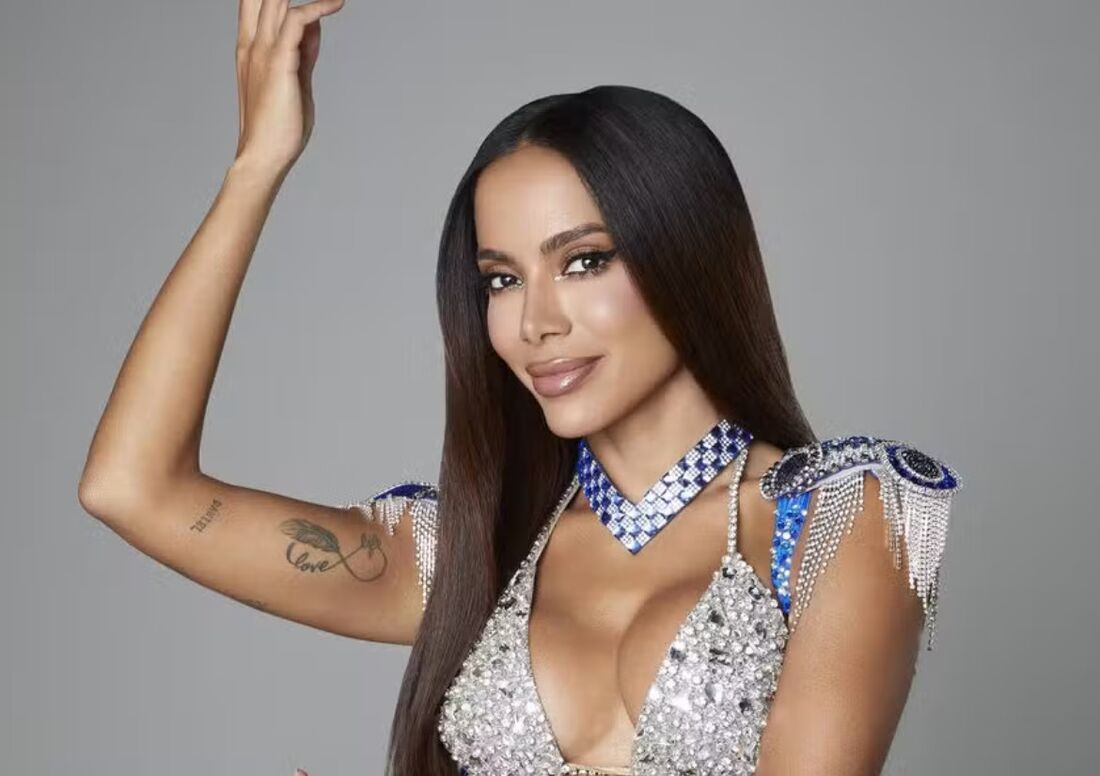 Anitta em campanha de divulgação do evento carnavalesco "Ensaios da Anitta"