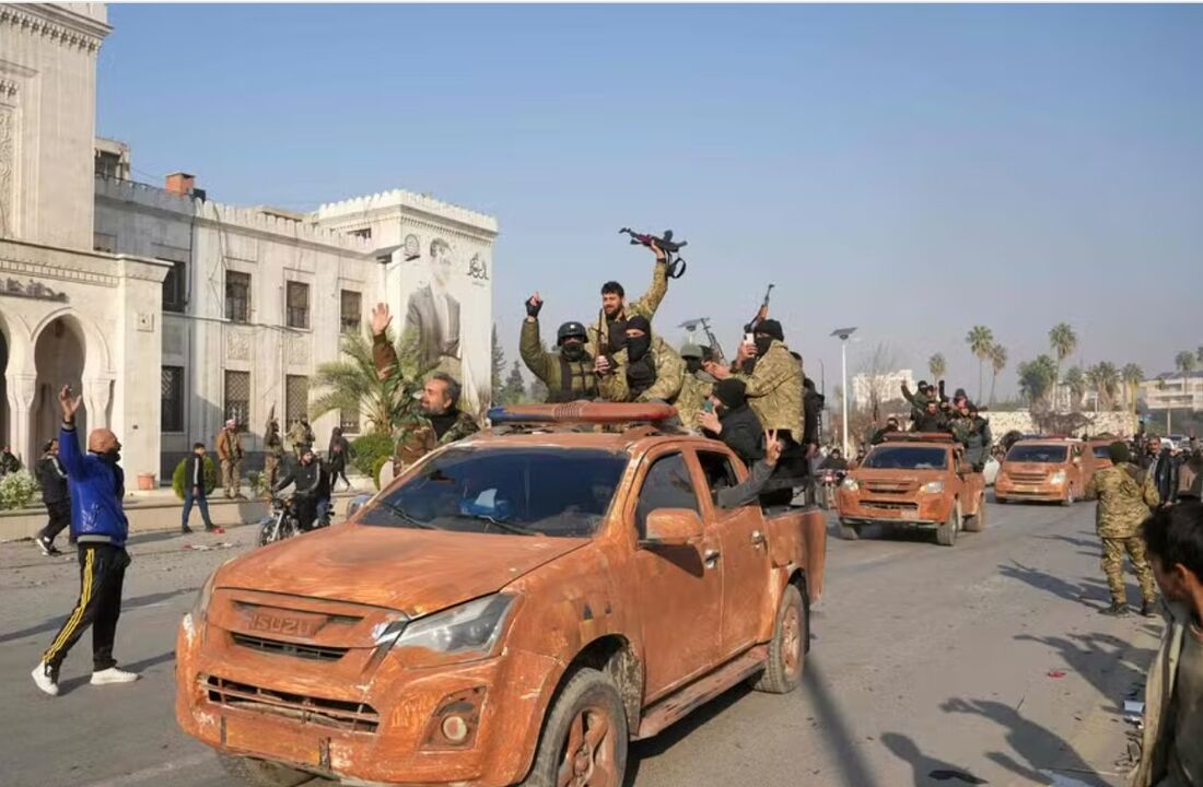 Rebeldes sírios comemoram ao entrarem na cidade de Hama, no centro-oeste do país, que foi capturada 