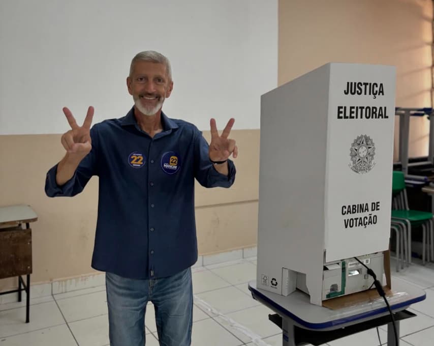 O prefeito reeleito de Cabreúva (SP), Antonio Carlos Mangini (PL), faleceu neste domingo, 15, aos 58 anos, após complicações de um câncer no pâncreas. 