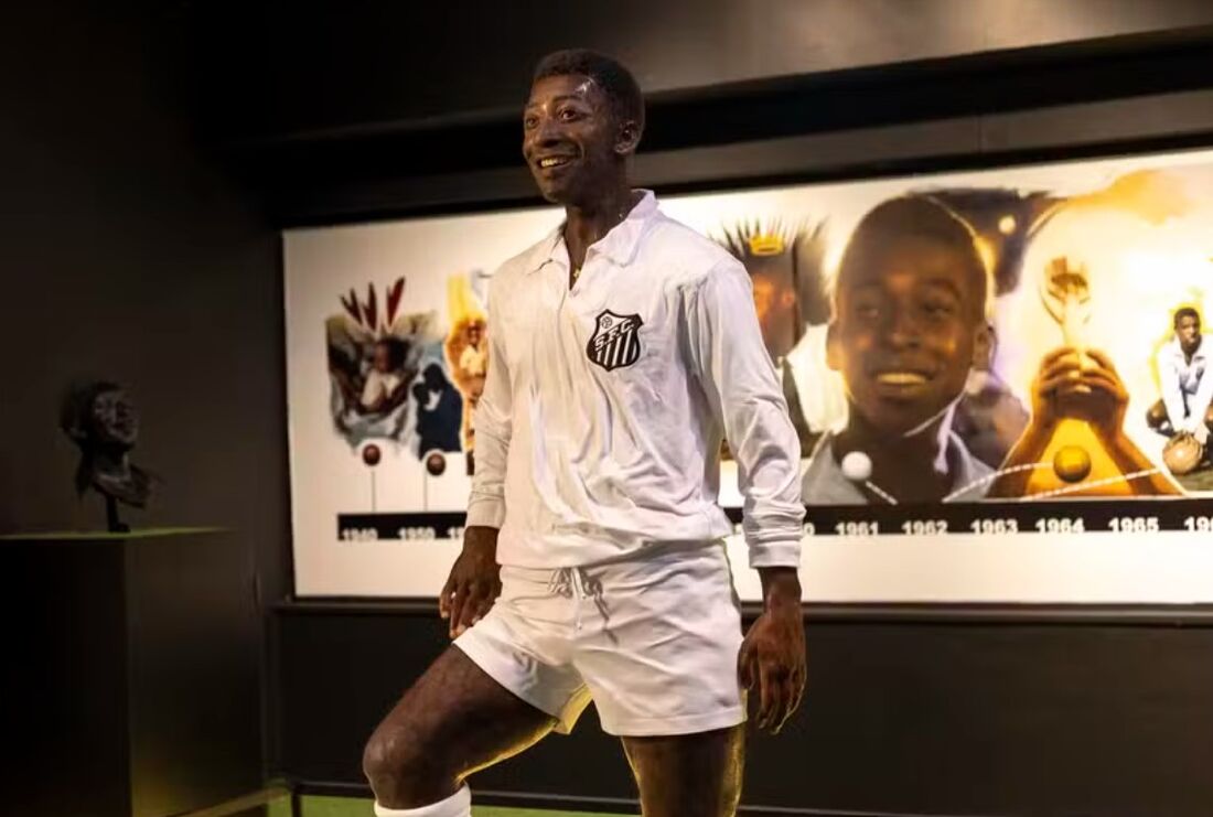 Estátua em tamanho real de Pelé na sala Astro Rei, no Memorial de Conquistas do Santos 