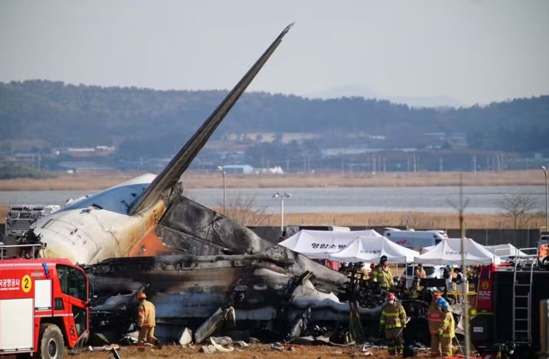 Equipe de resgate trabalha no Aeroporto Internacional de Muan, onde um voo da Jeju Air caiu e pegou fogo 