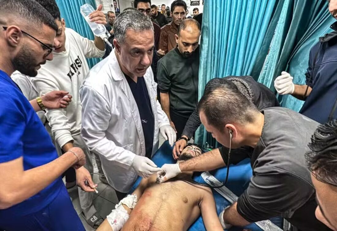 Hossam Abu Safieh (C), diretor do Hospital Kamal Adwan, supervisiona o tratamento de um homem palestino, ferido em um ataque israelense em Beit Lahia, no norte da Faixa de Gaza, em 21 de novembro de 2024 