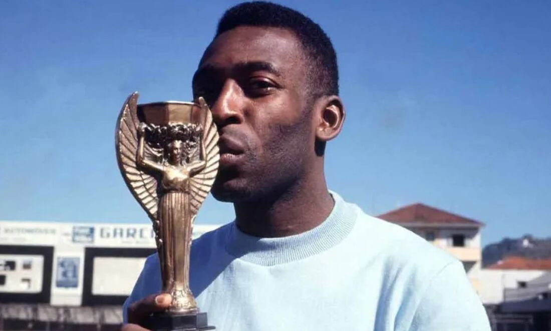 Pelé beija a taça Jules Rimet, no início da década de 70
