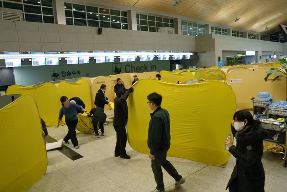 Familiares aguardam notícias de seus entes queridos no Aeroporto Internacional de Muan, na Coreia do Sul 