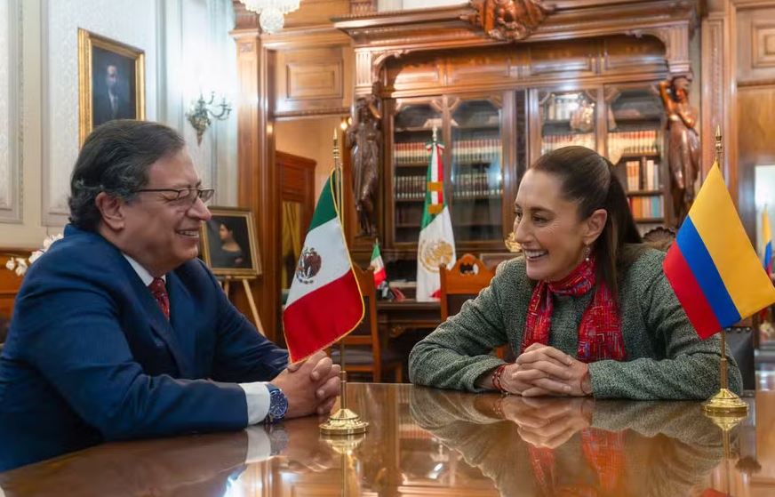 Claudia Sheinbaum durante uma reunião de trabalho com Gustavo Petro em 16 de dezembro no Palácio Nacional da Cidade do México 