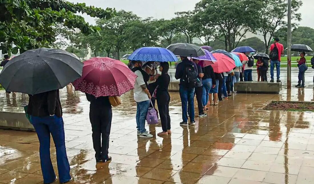 Na Região Nordeste, deve haver muitas nuvens com pancadas de chuva isoladas no litoral norte e no litoral leste do Rio Grande do Norte, Paraíba e Pernambuco