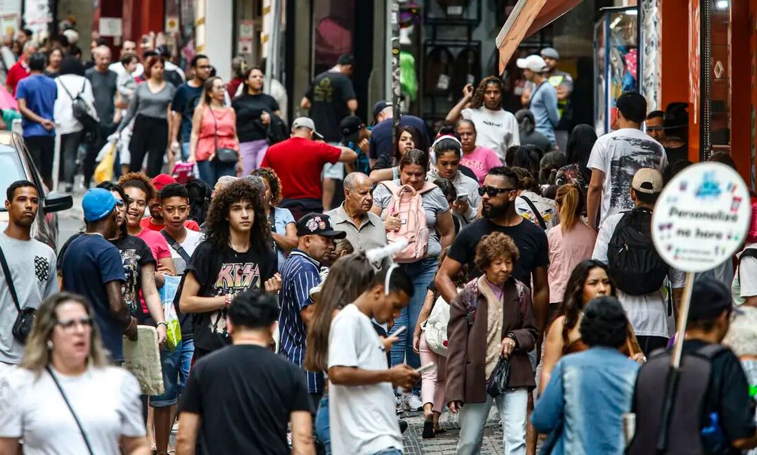 Brasileiros com idades entre 41 e 60 anos representam a maior fatia da população com nome restrito, com 35,1%