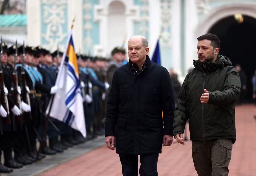 Olaf Scholz e Volodymyr Zelensky passam pela guarda de honra na Catedral de Santa Sofia, em Kiev, na Ucrânia, em 2 de dezembro de 2024 