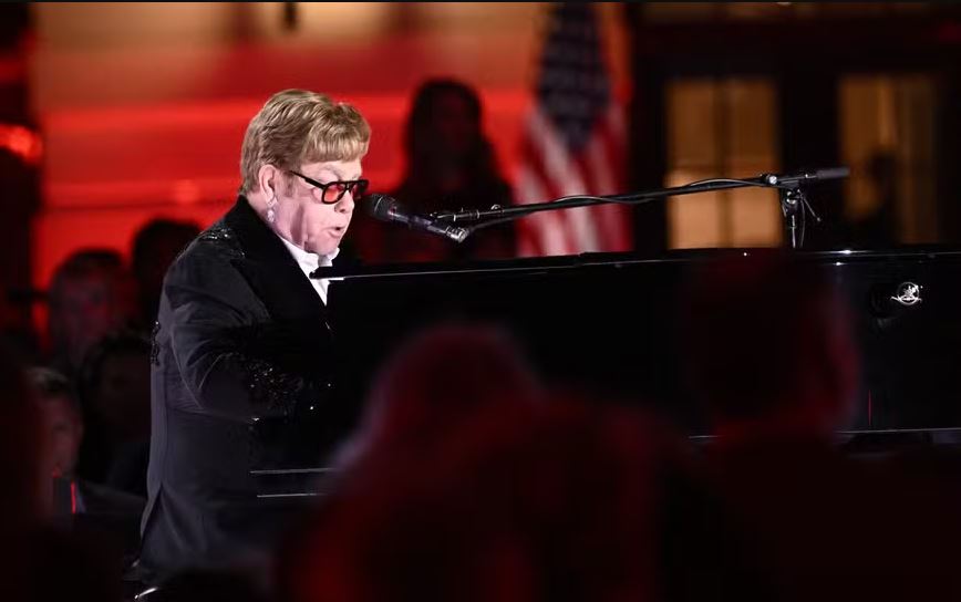 Após a premiação, Elton John cantou alguns dos maiores sucessos de sua carreira 