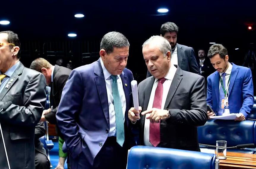 Senadores Hamilton Morão e Rogério Marinho no plenário do Senado 