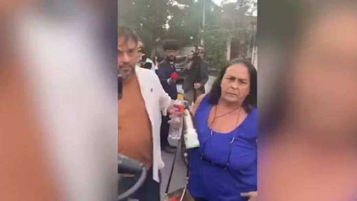 Maria Cristina de Lurdes Rocha, de 77 anos,  tentou deixar uma coroa de flores na frente da casa do presidente Luiz Inácio Lula da Silva