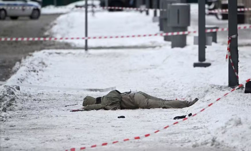 Corpo é visto no local da explosão que matou o comandante das tropas de defesa química, biológica e radiológica das forças armadas russas, Igor Kirillov 