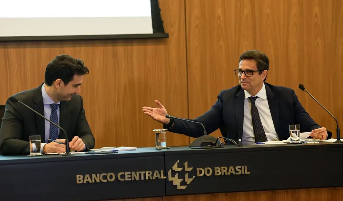 Futuro presidente do Banco Central (BC), Gabriel Galípolo, e o atual, Roberto Campos Neto