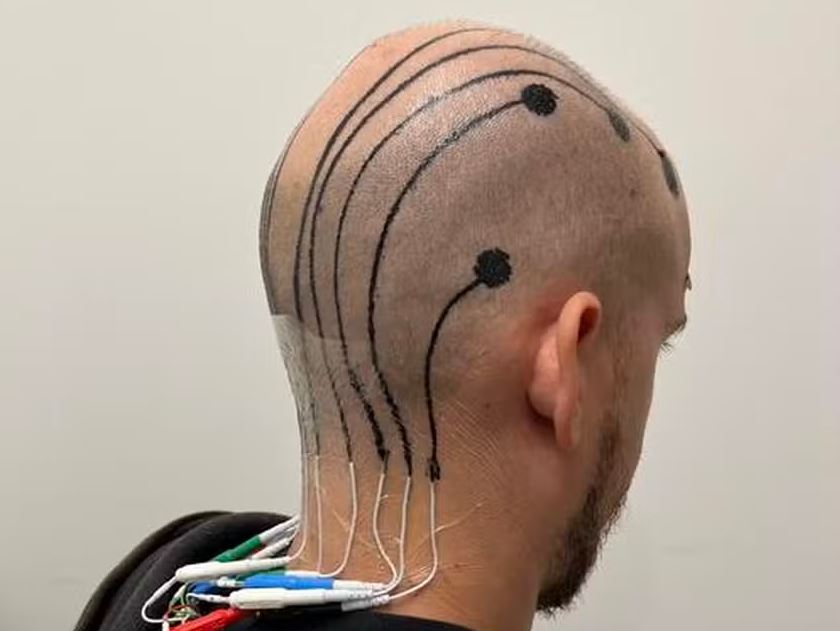 Configuração de EEG com eletrodos de tatuagem eletrônica 